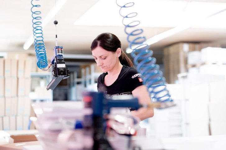 Frau verpackt Artikel.