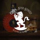 Fles Schotse whisky staat naast gevuld glas, leeuwenembleem en tekst op rustieke houten tafel.