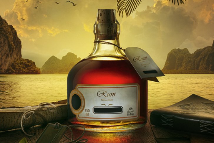 Eine Rumflasche steht auf einem Tisch, umgeben von tropischer Landschaft und Abenddämmerung.