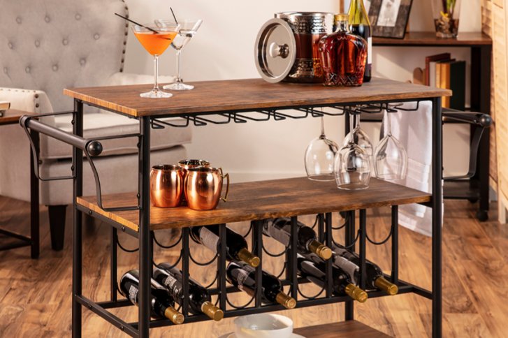 Barwagen hält Gläser, Flaschen, Kupferbecher in gemütlichem Wohnraum mit Holzboden und Möbeln.