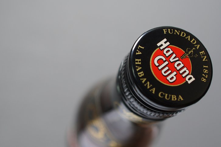 Flaschenverschluss mit "Havana Club"-Logo, zeigt Text, geschlossene Flasche, grauer Hintergrund.