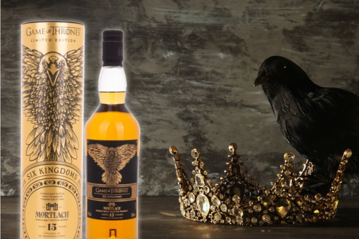 Flasche und Dose "Game of Thrones" neben Krone und schwarzem Raben auf dunklem Hintergrund.