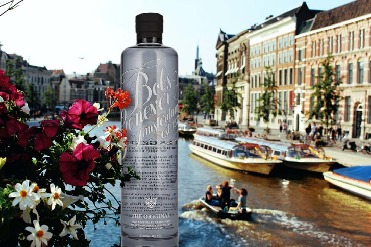 Flasche mit Beschriftung "Bols Genever Amsterdam" steht vor blühenden Blumen und Amsterdamer Kanalansicht.