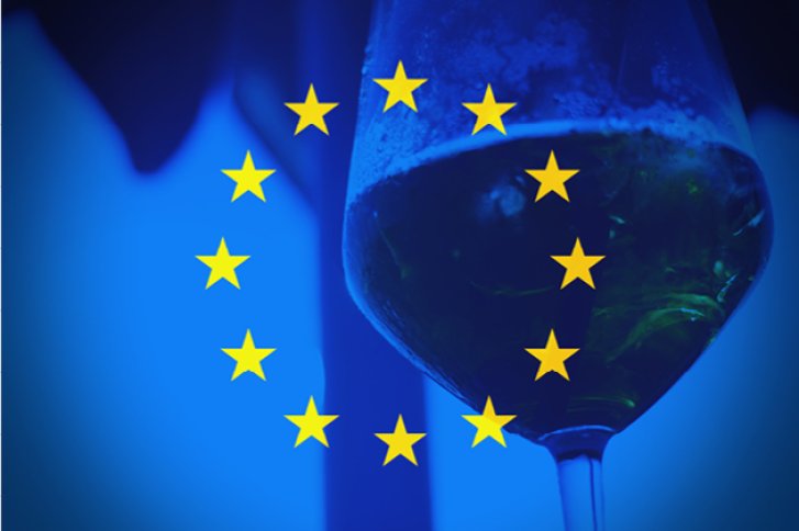 Weinglas, gefüllt, vor stilisierter Europaflagge mit gelben Sternen auf blauem Hintergrund.