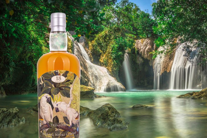 Flasche Whisky steht vor malerischem Wasserfall in tropischer Waldlandschaft. Etikett zeigt Kakadus.