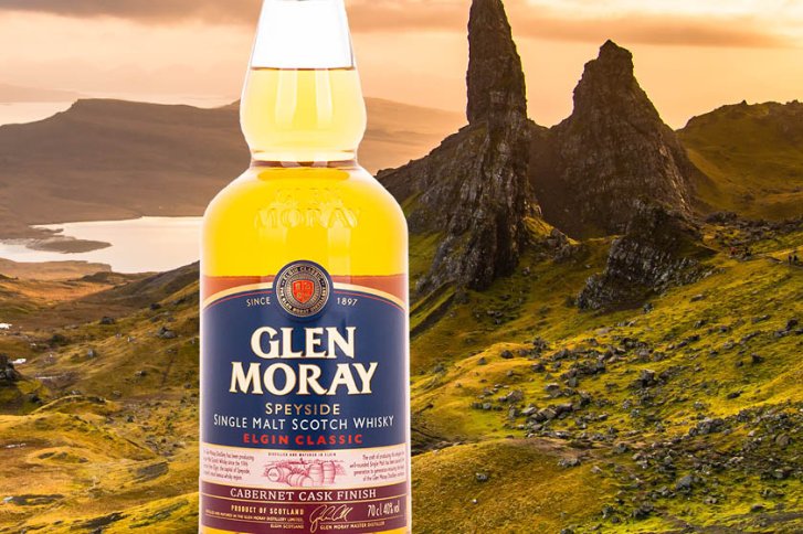 Whiskyflasche steht in malerischer Landschaft mit Hügeln bei Sonnenuntergang. Text: "GLEN MORAY."