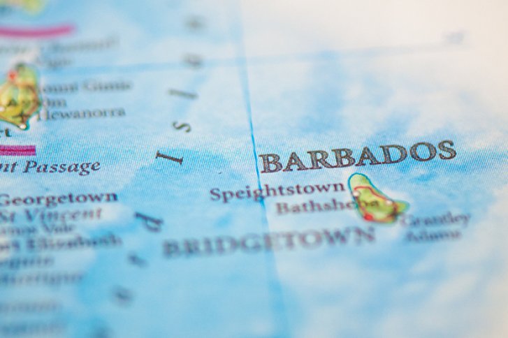 Karte zeigt Barbados; Fokus auf Städtenamen und Umgebung im blauen, maritime Design.
