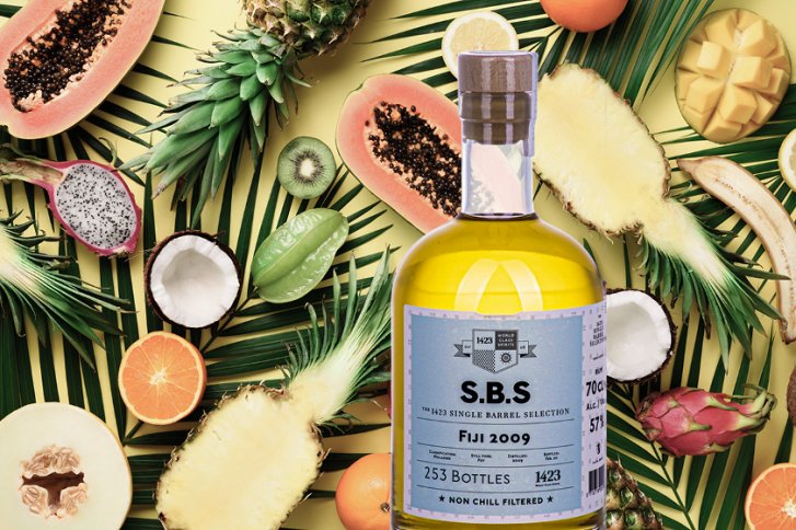 Flasche S.B.S. Fiji 2009, steht vor tropischen Früchten auf gelbem Hintergrund.