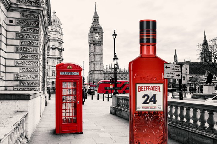 Rote Ginflasche steht vor Big Ben, neben roter Telefonzelle und Doppeldeckerbus.