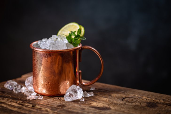 Bild zeigt London Mule Cocktail auf dunklem Hintergrund