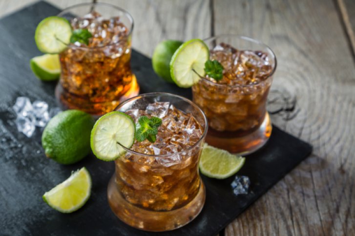 Bild zeigt Rum Cocktail schön angerichtet mit Limetten