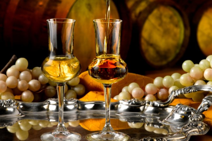 Bild zeigt zwei Gläser gefüllt mit Grappa 