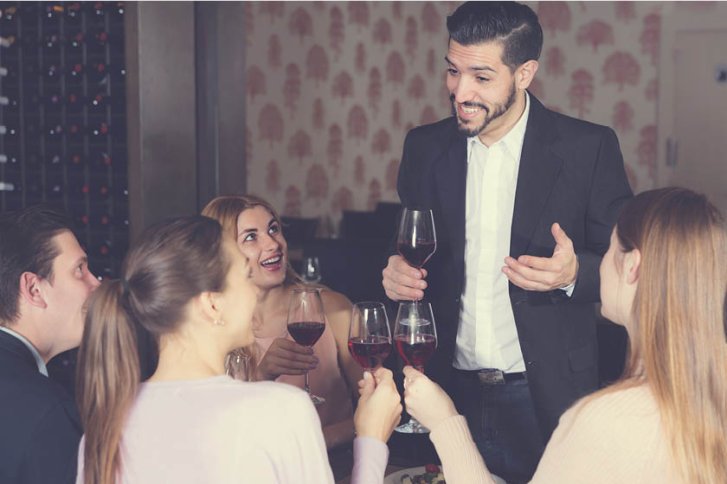 Personen – trinken – geselliges Treffen an einem Tisch mit Weingläsern; fröhliche Unterhaltung.