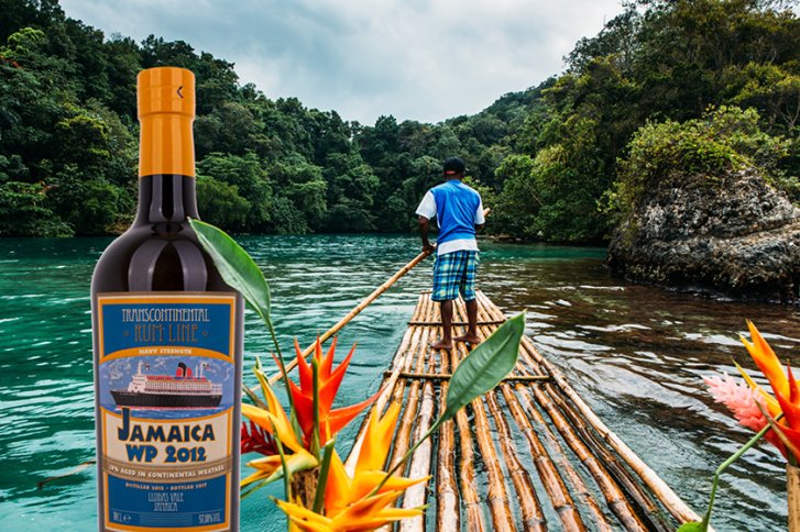 Rumflasche steht vor Mann auf Floß, der einen Fluss in tropischer Landschaft navigiert.