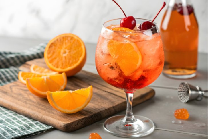 Bild zeigt Gläser mit Lillet Spritz