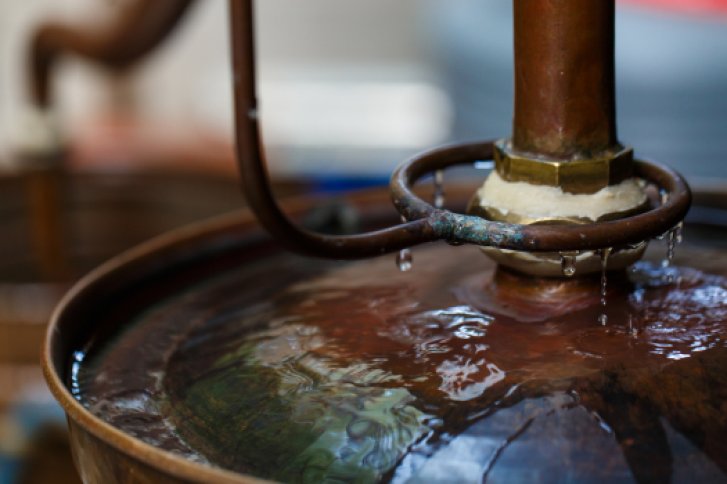 Bild zeigt Brennerei wo Rum destilliert wird 