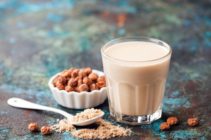 Tiger’s Milk mit Nüssen und Zucker auf dunklem Hintergrund.