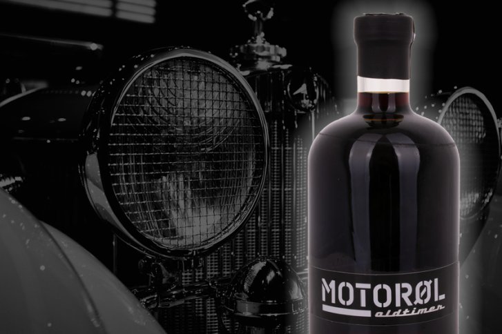Flasche mit der Aufschrift „MOTORØL“ steht vor einem Schwarz-Weiß-Bild eines Oldtimers.