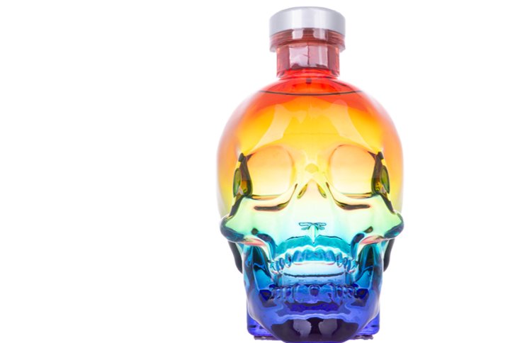 Flaschenform, regenbogenfarben, Totenkopfdesign; steht aufrecht, vor weißem Hintergrund, silberner Verschluss oben.