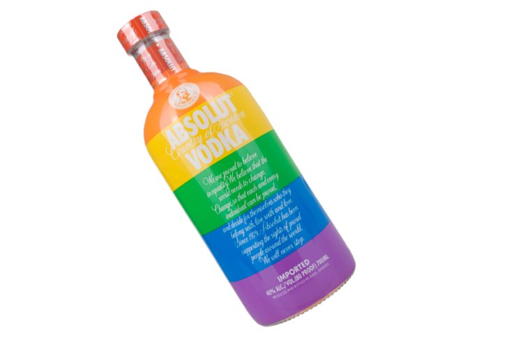 Flasche mit Regenbogenfarben, liegt schräg, auf weißem Hintergrund. Textdetails über Marke und Inhalt.