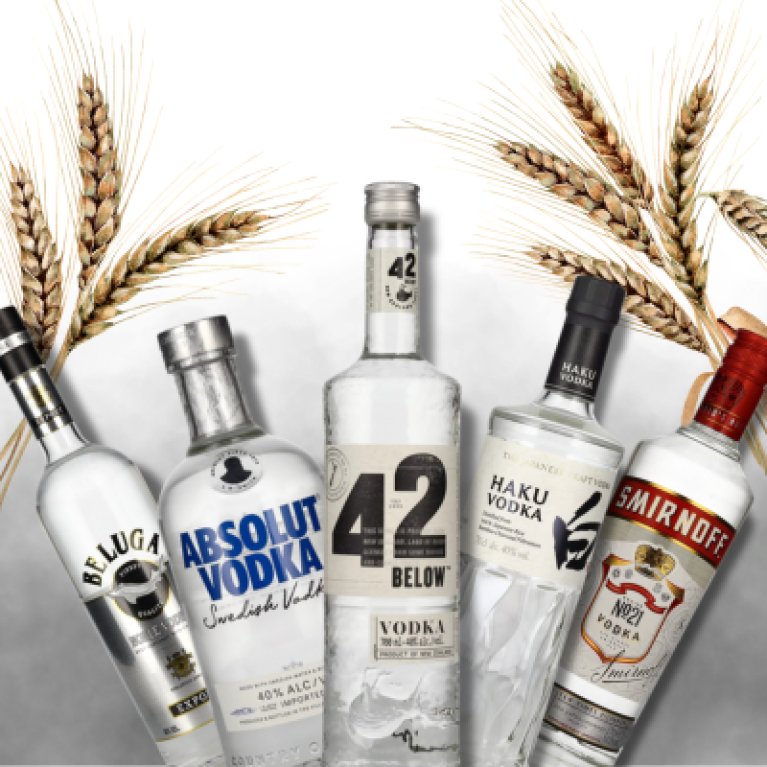 Des bouteilles de vodka de différentes marques se tiennent debout, entourées d'épis de blé sur un fond neutre.