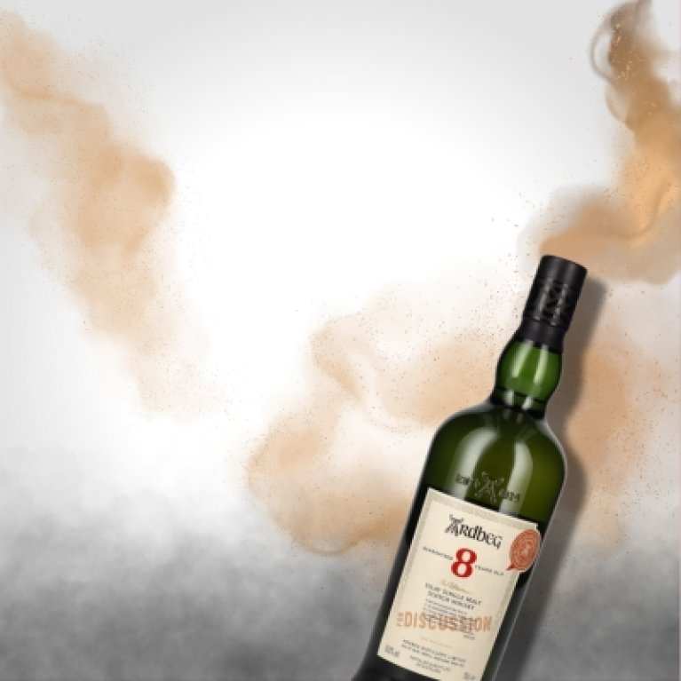 Une bouteille de whisky écossais se trouve au centre d'un panneau publicitaire stylisé. La bouteille est positionnée dans un angle diagonal et s'incline vers la droite sur un fond d'effets bruns et gris ressemblant à de la fumée.  La bouteille b