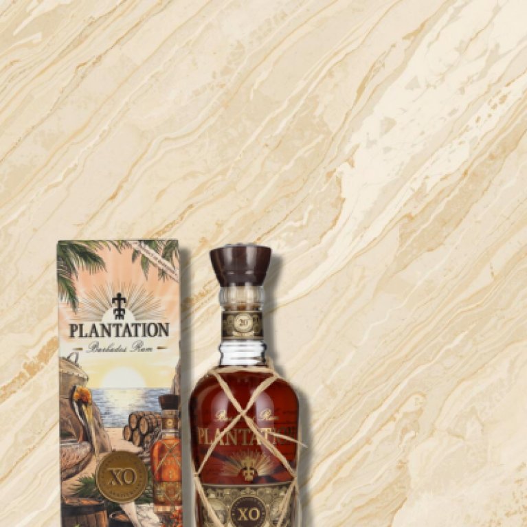Plantation Rum Flasche auf hellem HIntergrund