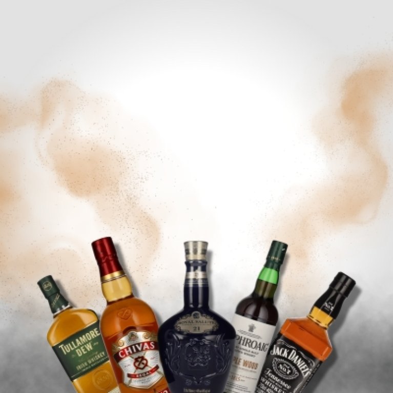 5 bouteilles d'alcool sur fond de sable