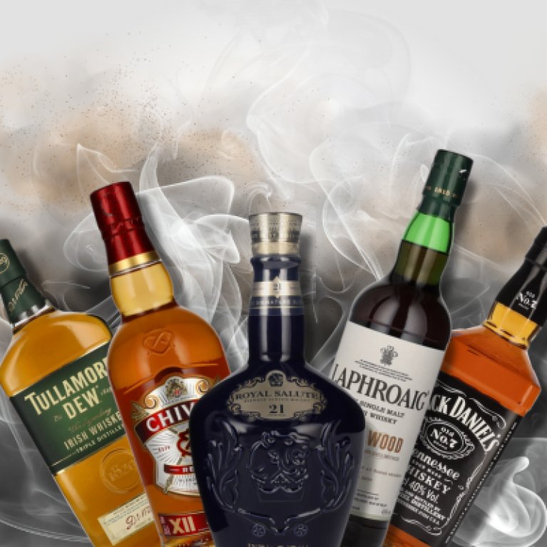 Verschillende whiskyflessen staan rechtop naast elkaar, omgeven door rook tegen een grijze achtergrond.