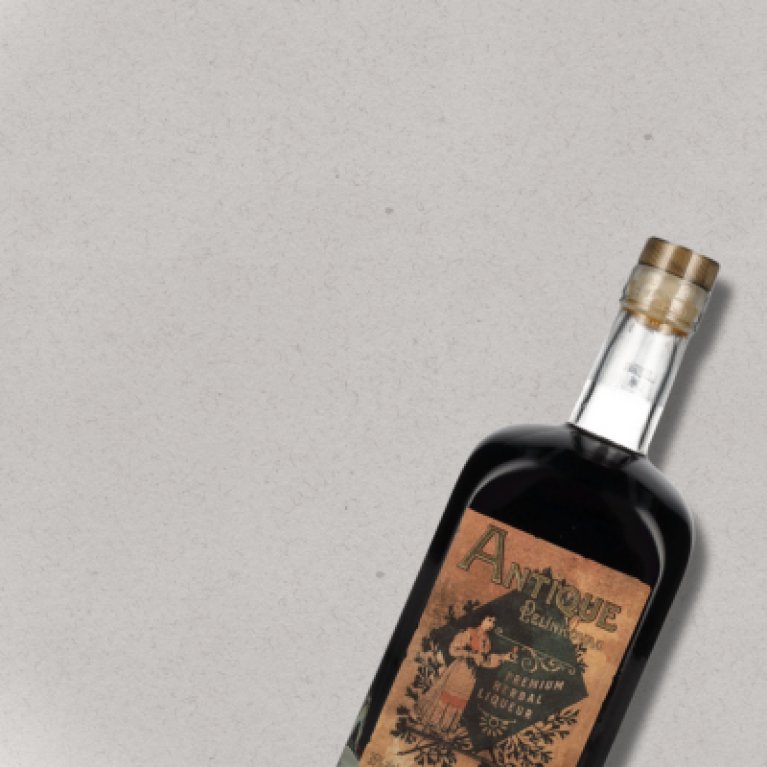 Badel Antique Pelinkovac Premium Herbal Liqueur sur fond clair