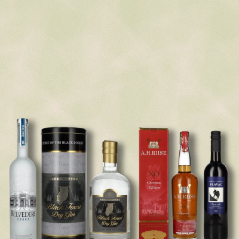 Premium‑Spirituosen auf hellem Hintergrund: Belvedere Vodka, Black Forest Gin, A.H. Riise Rum und Plavac Rotwein.