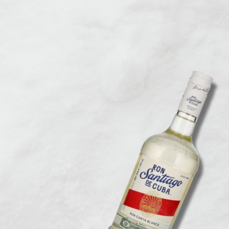 Ron Santiago de Cuba Ron Carta Blanca fles op een lichte achtergrond