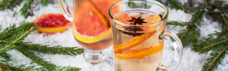 Glühwein mit Weißwein im Glas mit Garnitur