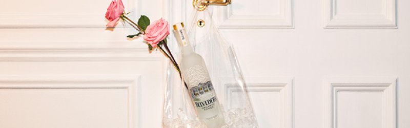 Image montrant un sac plastique contenant de la vodka Belvedere et une rose
