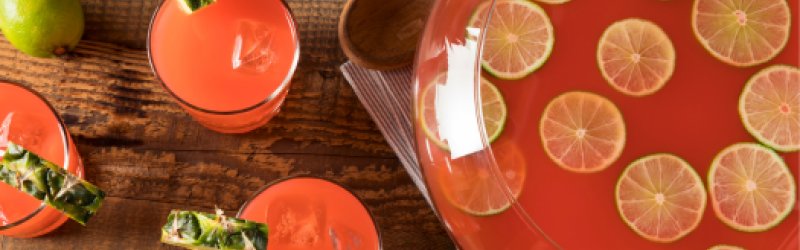 Bild zeigt Weizenbierbowle in Szene gesetzt mit Früchten