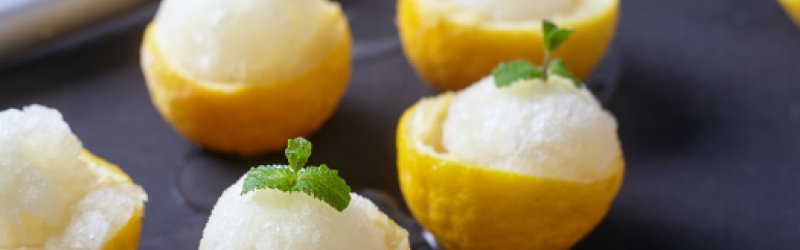 Erfrischendes Weißwein-Zitronen-Sorbet – Sommerdessert mit feiner Note