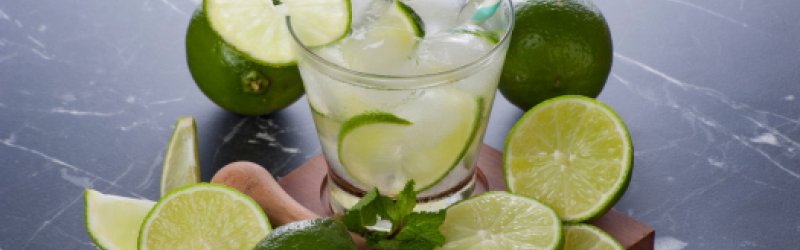 virgin caipirinha auf holzbrett mit limetten