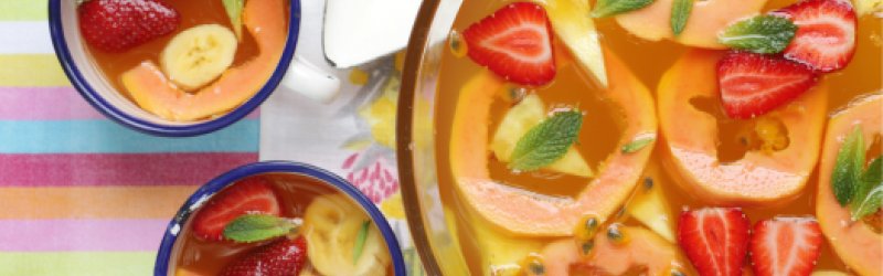 Bild zeigt bunte Bowle mit verschiedenen Früchten