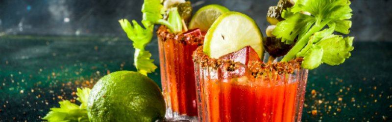 Bloody Mary präsentiert im Glas mit Garnitur
