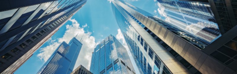 Hohe Gebäude mit Himmel