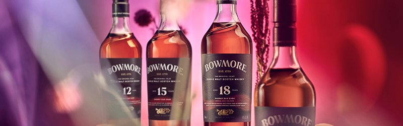 Bowmore Flaschen auf buntem Hintegrund