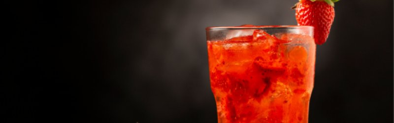 Bild zeigt eine Erdbeerinha mit frischen Erdbeeren, Limetten und Eis.