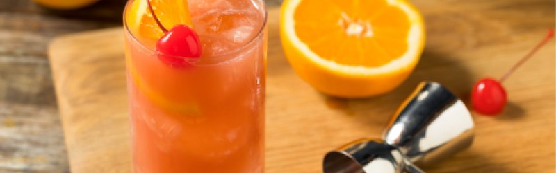 Sex on the Beach im Glas mit Orange und Portionierer