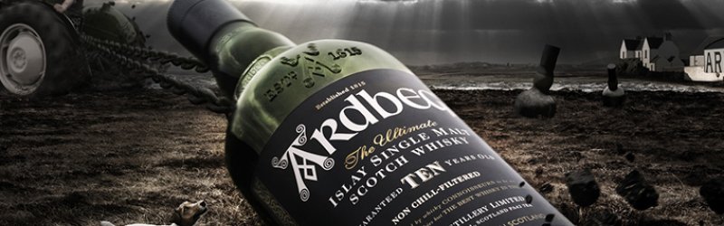 Große Whisky-Flasche liegt im dunklen Feld; Hund schnuppert; Traktor zieht. Düstere, wolkenverhangene Landschaft.