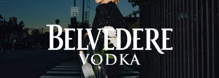 Femme avec bouteille de vodka Belvedere