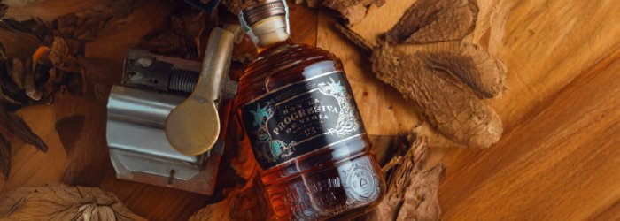 Flasche von La Progresiva mit Holzigen Hintergrund.