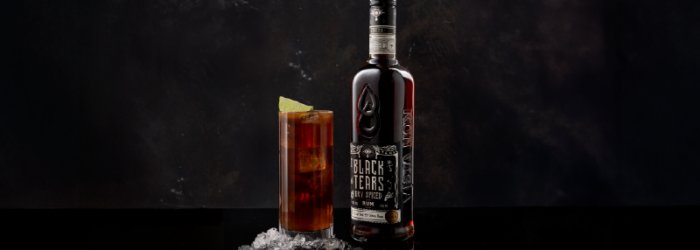 Eine Flasche Black Tears edel abgebildet mit schwarzen Hintergrund