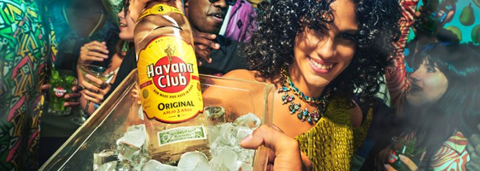 Eine Flasche Havana Club wird in einer eisgefüllten Schale auf einer Party gehalten.
