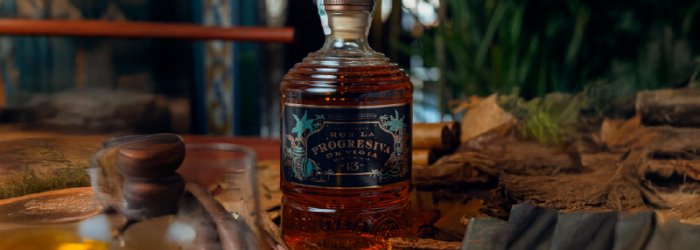 Gewoon een fles La Progesiva. De achtergrond is beige maar ook groenig.