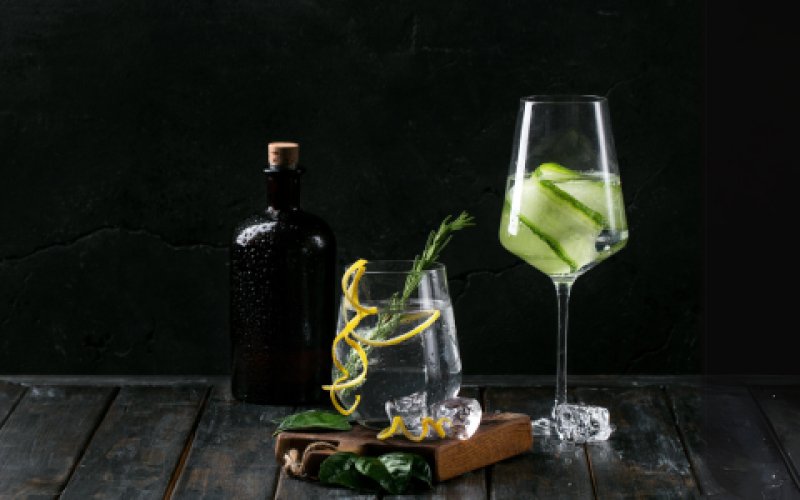 De afbeelding toont een groep lampen die in een binnenruimte zijn opgesteld en mogelijk een decoratief frame verlichten. De scène bevat elementen zoals een vaas en glaswerk die een gezellige en uitnodigende sfeer creëren voor drankjes.